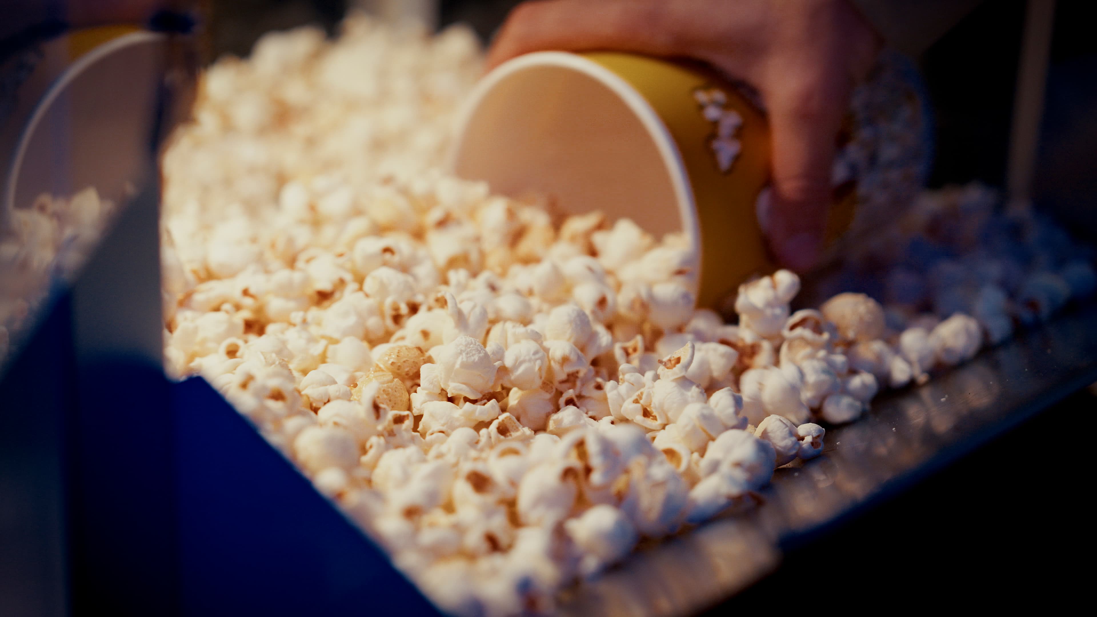 Vers gepofte popcorn — sfeerbeeld bij het filmprogramma